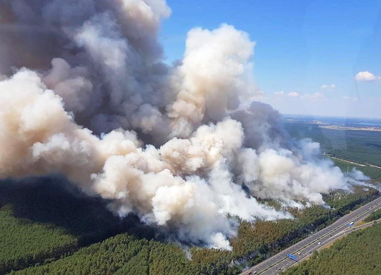 Waldbrand zwischen Dreieck Potsdam und Fichtenwalde. Das Feuer entstand direkt an der Autobahn – und breitete sich rasend schnell aus. Wenig später stehen 90 Hektar Wald in Flammen.