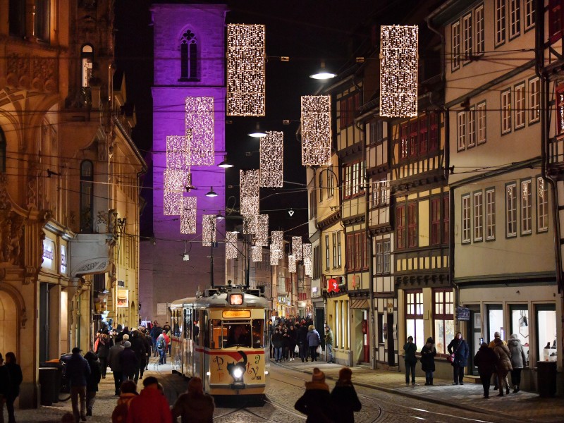 Der Weihnachtsmarkt 2018 in Erfurt ist eröffnet. Auf dem Domplatz rund um Weihnachtsbaum Rupfi versammelten sich am Dienstag (27.11.2018) zahlreiche Menschen, um die Adventszeit einzuläuten, traditionell mit dem Nikolaus und Oberbürgermeister Andreas Bausewein. Das Theater Erfurt gab den Besuchern einen Einblick in das neue Stück „Aladin und die Wunderlampe“. Hier haben wir die schönsten Bilder für euch!
