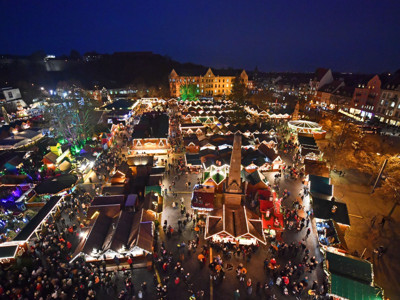 Der Weihnachtsmarkt 2018 in Erfurt ist eröffnet. Auf dem Domplatz rund um Weihnachtsbaum Rupfi versammelten sich am Dienstag (27.11.2018) zahlreiche Menschen, um die Adventszeit einzuläuten, traditionell mit dem Nikolaus und Oberbürgermeister Andreas Bausewein. Das Theater Erfurt gab den Besuchern einen Einblick in das neue Stück „Aladin und die Wunderlampe“. Hier haben wir die schönsten Bilder für euch!