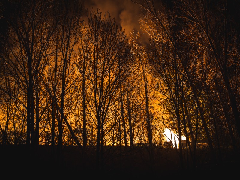 Bei dem Brand auf der Deponie in Untitz (Landkreis Greiz) bei Gera schlugen die Flammen meterhoch. Wegen der starken Rauchentwicklung wurden Anwohner gebeten, Fenster und Türen geschlossen zu halten, ein spezieller Messwagen war im Einsatz.
