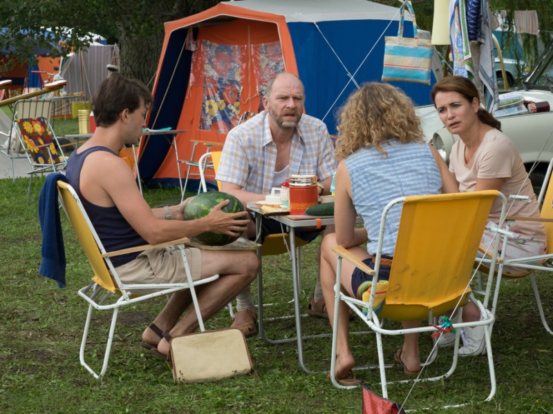 Kirsten (Anja Kling, r.) und Karl (Götz Schubert, 2.v.l.) vermuten ihre Tochter Maja in Sicherheit und stellen entsetzt fest, dass Catrin (Cornelia Gröschel, 2.v.r.) sie diesbezüglich angelogen hat. Rudi (Franz Dinda) sitzt mit am Tisch und folgt ihrem Gespräch.