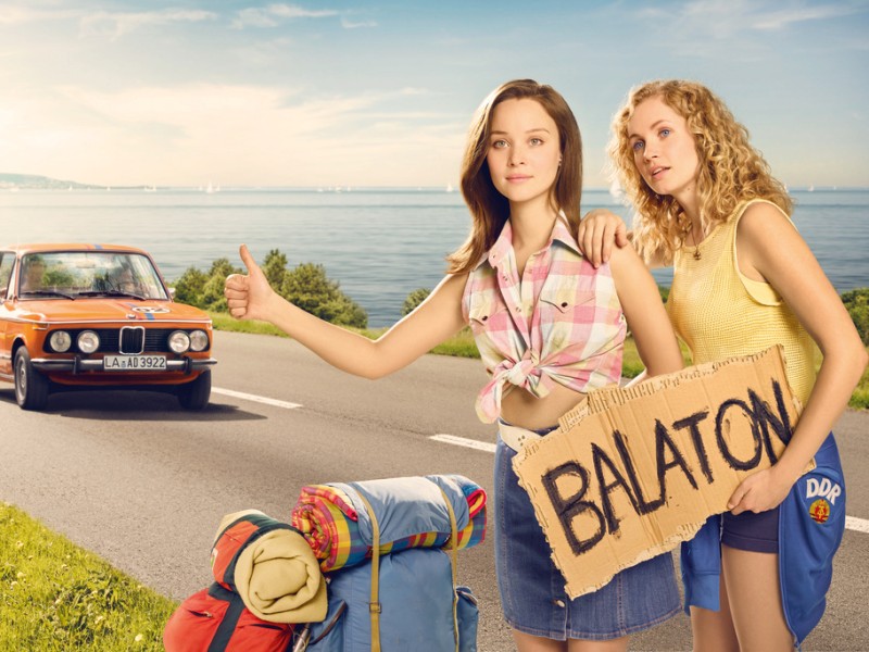 Catrin Streesemann (Cornelia Gröschel, r.) und ihre Schwester Maja Streesemann (Sonja Gerhardt) wollen per Anhalter die Reise zum Balaton antreten, wo sie ihren Urlaub verbringen wollen.