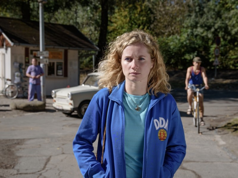 Geschwister auf dem Prüfstand: Catrin (Cornelia Gröschel) kehrt von einem Streitgespräch mit ihrer Schwester Maja sehr aufgewühlt zurück auf den Campingplatz.