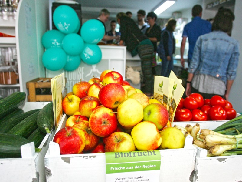 Ein kleines Sortiment an regionalem Obst und Gemüse hat Louise auch im Angebot.