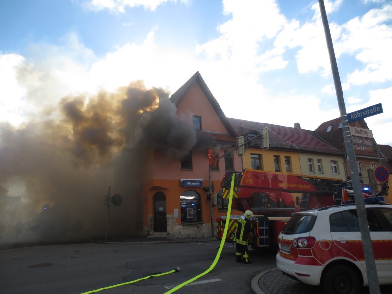 Bei einem Brand in Weimar ist am Freitagmorgen (10.03.2017) ein Mann verletzt worden. Er erlitt eine Rauchgasvergiftung. Die Wohnung in der Röhrstraße brannte vollständig aus. (Fotos: Polizei)