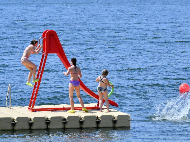 An der Talsperre Zeulenroda ist am Montag (27.06.2016) ein neues Strandbad eröffnet worden. Foto: dpa