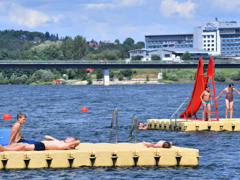 An der Talsperre Zeulenroda ist am Montag (27.06.2016) ein neues Strandbad eröffnet worden. Foto: dpa