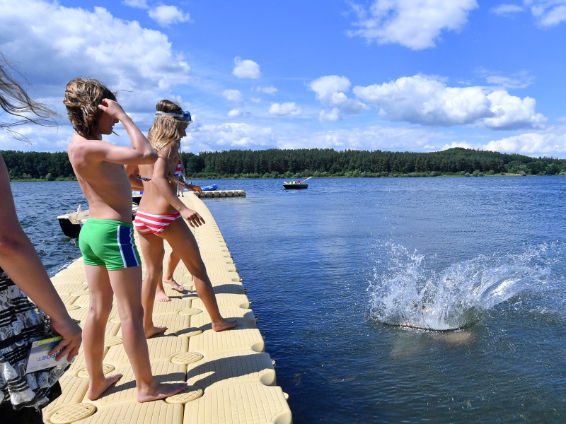 An der Talsperre Zeulenroda ist am Montag (27.06.2016) ein neues Strandbad eröffnet worden. Foto: dpa