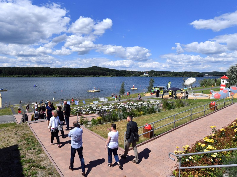 An der Talsperre Zeulenroda ist am Montag (27.06.2016) ein neues Strandbad eröffnet worden. Foto: dpa