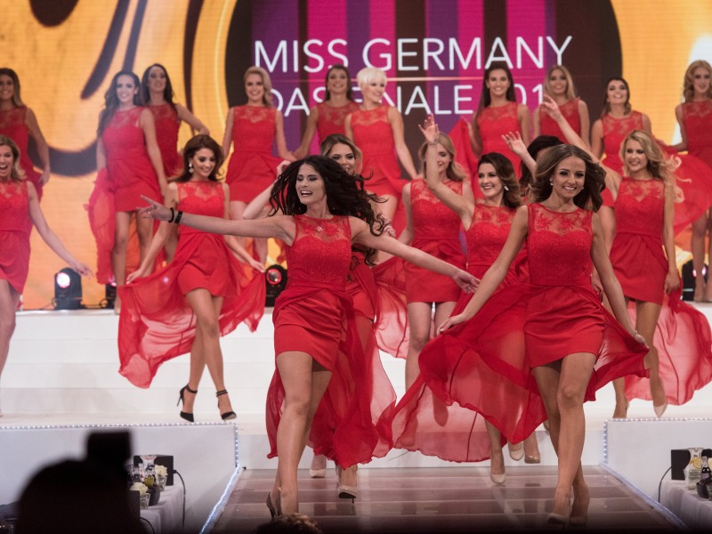Die Kandidatinnen zur „Miss Germany“ präsentierten sich in Abendkleidern ...