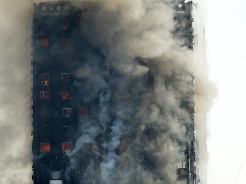 In London ist am Mittwoch (14.06.2017) ein Hochhaus in Flammen aufgegangen. (Fotos: dpa)