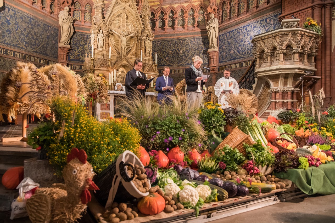 Thüringen feiert das Landeserntedankfest traditionell mit Erntekronen und Bauernmarkt - in diesem Jahr gekoppelt an den Apoldaer Zwiebelmarkt.