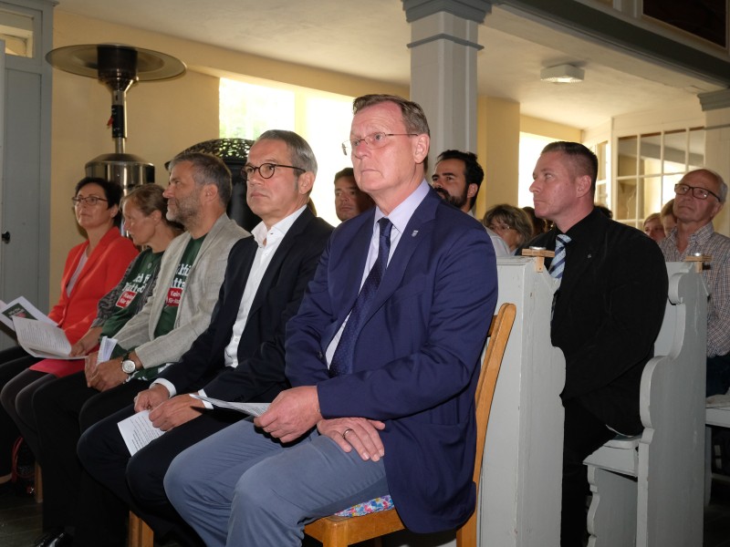Bodo Ramelow (Linke, M), Ministerpräsident von Thüringen, sitzt bei einem Gottesdienst in der Kirche neben Georg Maier (SPD, 4.v.l), Innenminister von Thüringen. 