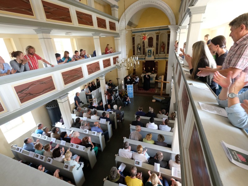 Teilnehmer eines Gottesdienstes versammeln sich in der Kirche zu einem Gottesdienst. 