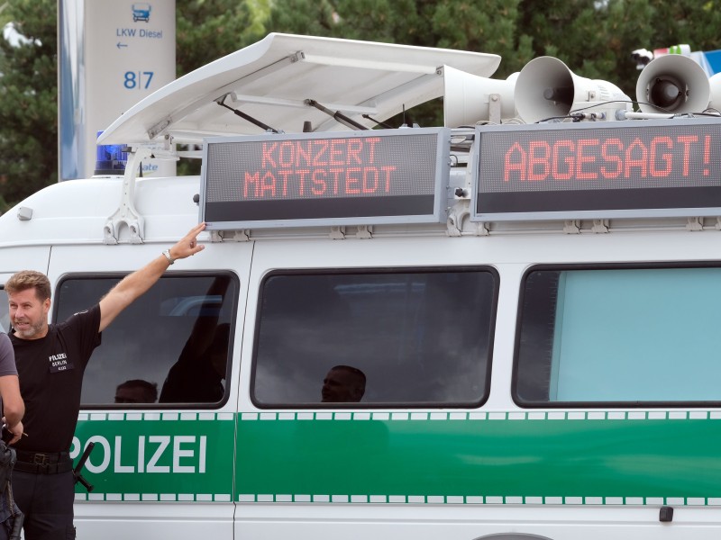 An einem Polizeiauto ist die Anzeige Konzert Mattstedt abgesagt! zu lesen. 