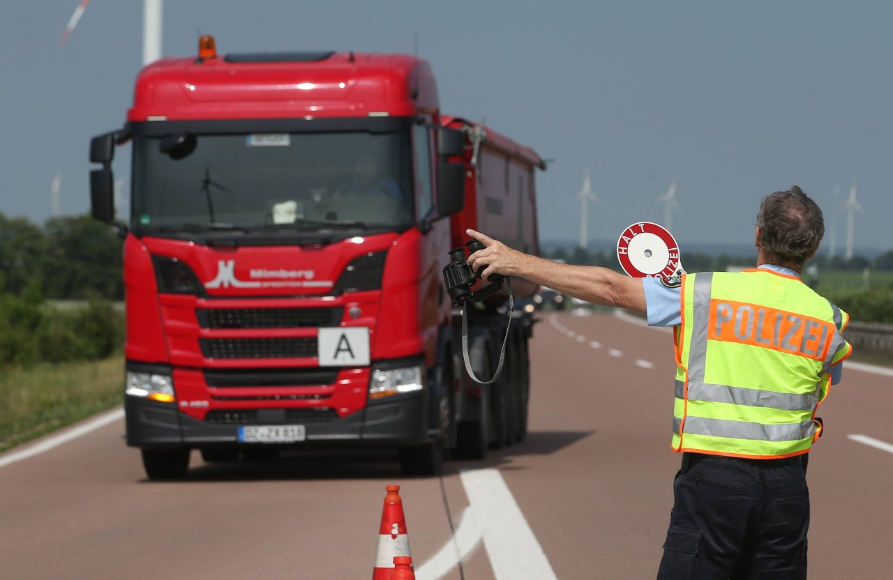 Die Autobahnpolizei kontrollierte auf der A9 in Thüringen die großen Brummer. (Symbolbild)