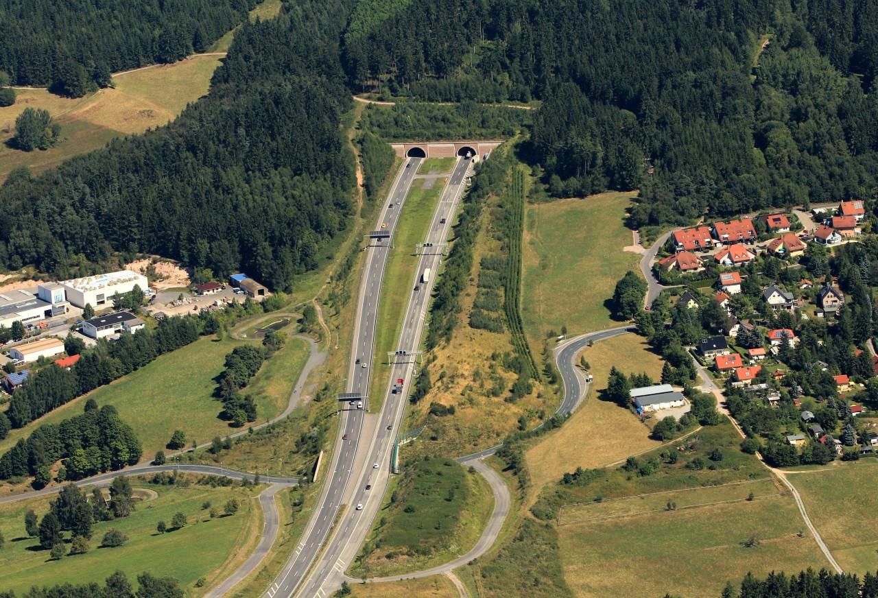 Die 33-Jährige fuhr auf der A71 in einen Tunnel. Doch dann machte sie etwas Unerwartetes.