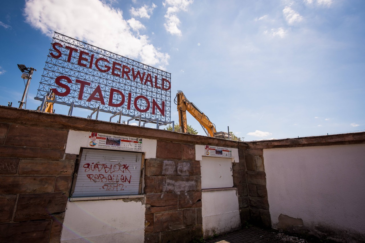 Das Steinhaus, die ehemalige Geschäftsstelle des FC Rot-Weiß Erfurt, Umkleidekabine der Profimannschaft, Archiv und Lager sämtlicher Mannschaften des Vereins wird abgerissen (Juni 2016).