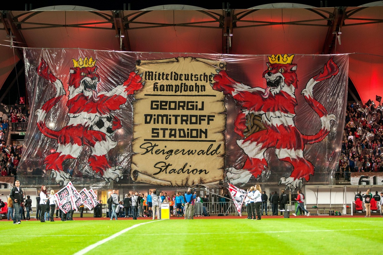Abschied vom Steigerwaldstadion im Oktober 2014: Ein großes Banner zeigt die Namensgeschichte des Stadions.