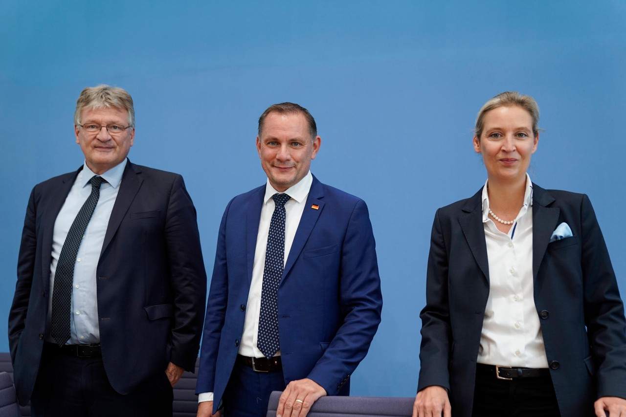 Das Führungstrio der Bundes-AfD um Jörg Meuthen, Tino Chrupalla und Alice Weidel kann lachen: Die rechtspopulistische Partei hat erneut ein zweistelliges Wahlergebnis bei Bundestagswahlen eingefahren.