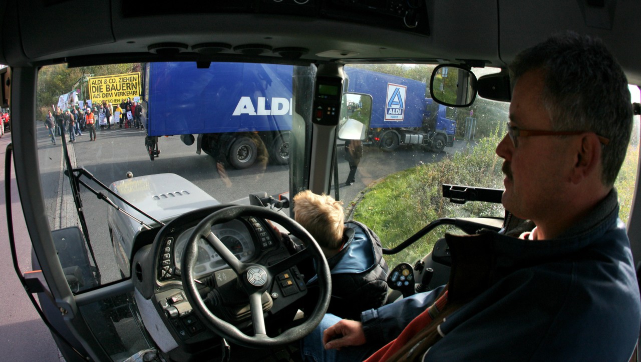 Vor den Lagern von Aldi und Lidl blockierten die Landwirte die Zufahrten. (Symbolbild)