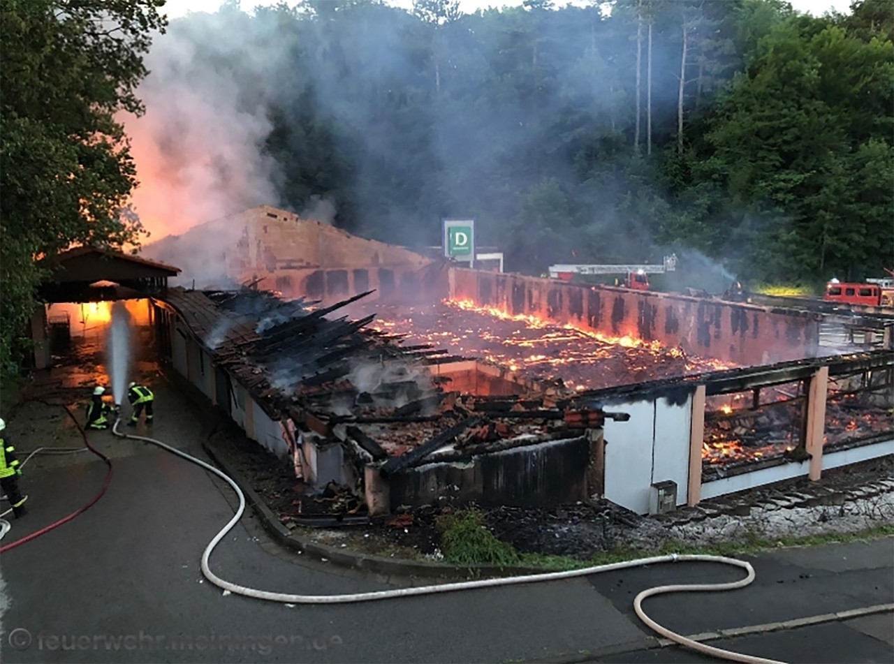 Der ehemalige Aldi in Meiningen brannte komplett aus. Das Feuer hatte sich noch weiter ausgebreitet.
