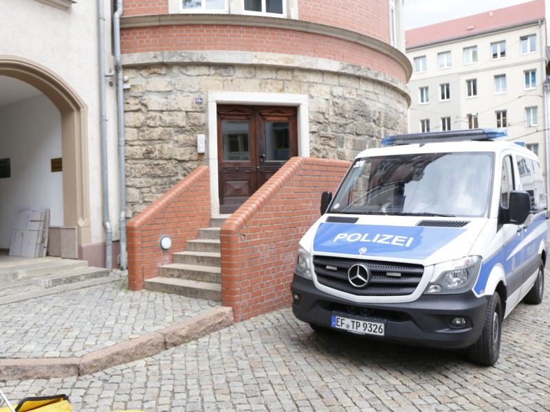 In Thüringen und anderen Bundesländern hat am Dienstag eine großangelegte Razzia gegen Anwälte stattgefunden - darunter auch in Jena am Roten Turm. (Fotos: Jan-Henrik Wiebe)
