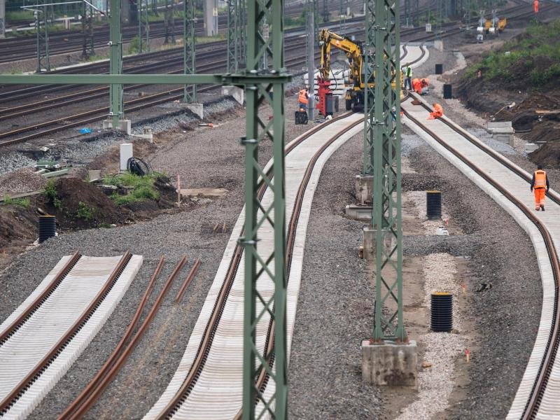 Arbeiter bauen an Schienen und Gleisen in  Hamburg.