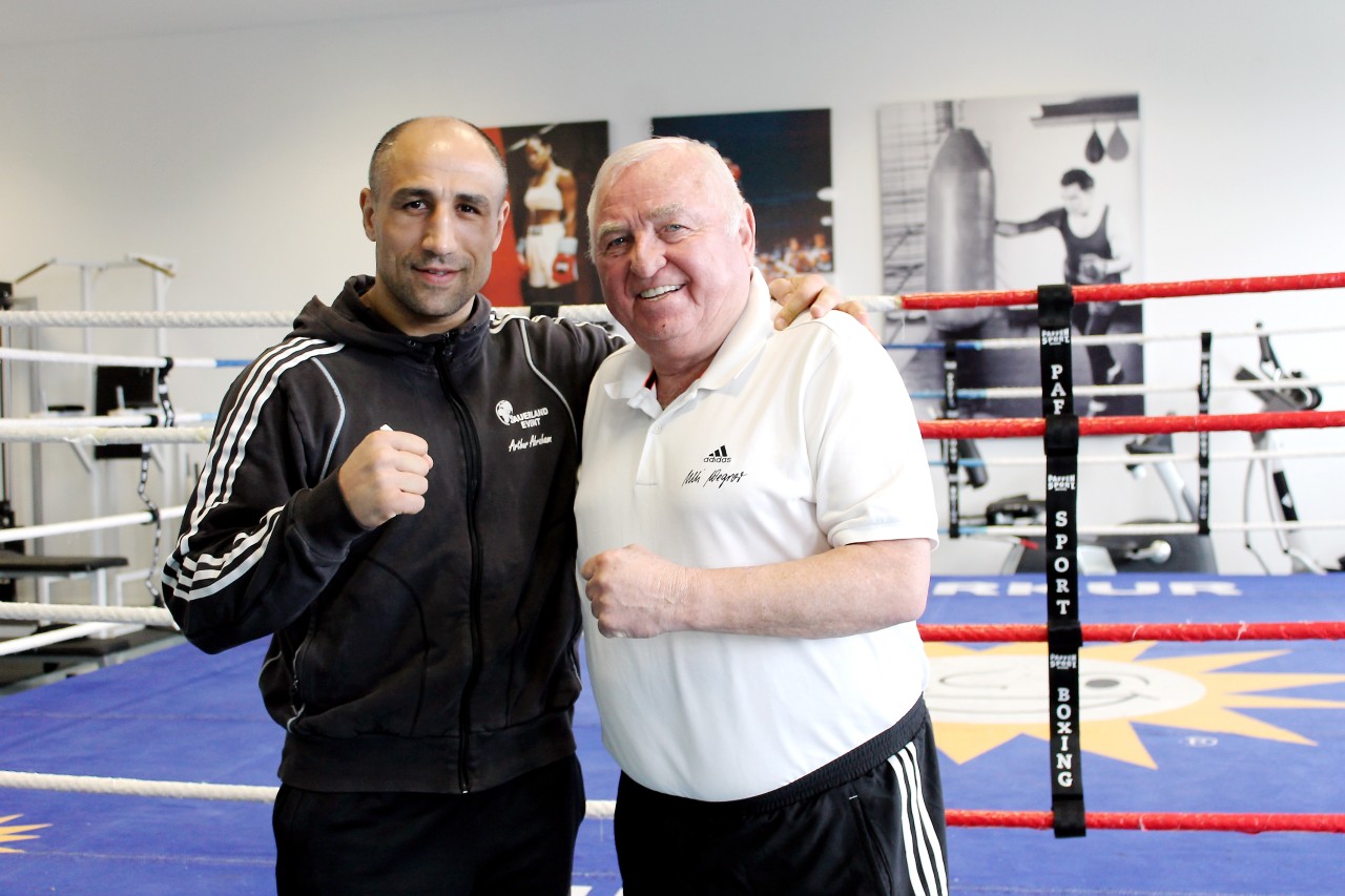 Kurzes Lächeln vor dem harten Training: Ulli Wegner mit Arthur Abraham in der Trainingshalle von Sauerland Event in Berlin.