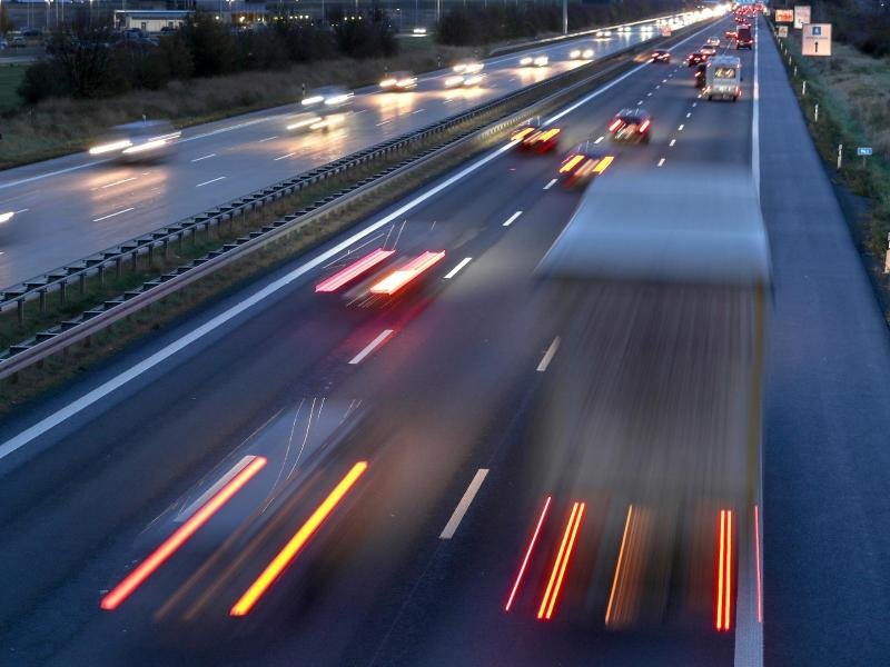 Auf den deutschen Autobahnen bleibt es am ersten Advent-Wochenende voraussichtlich ruhig.