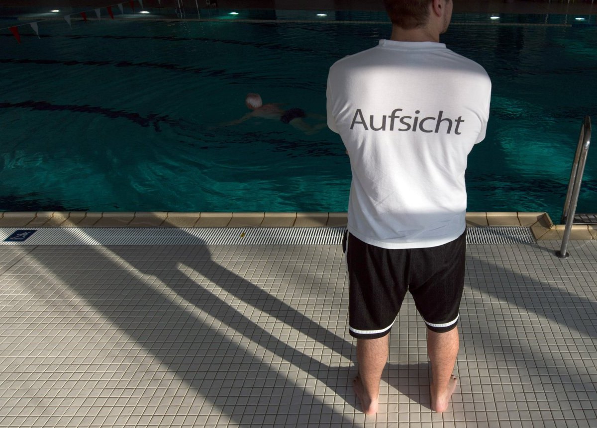 Aufsicht im Hallenbad