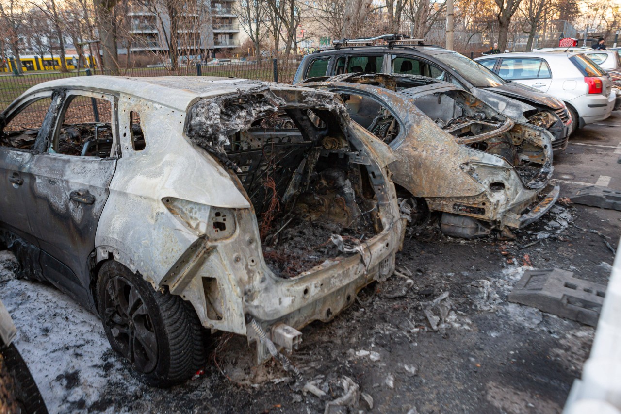 Rudolstadt: Am Samstagabend fingen drei Autos Feuer - zwei brannten komplett aus. (Symbolbild) 