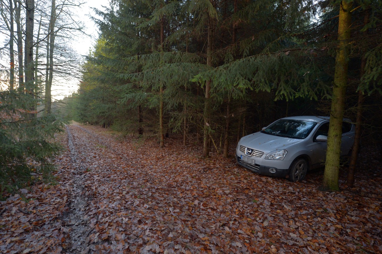 Am Rande eines Waldes wurde das Auto der vermissten Frau aus Weimar gefunden. 