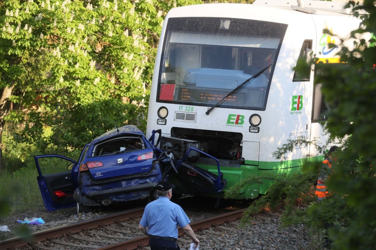 Auto kollidiert mit Regionalbahn