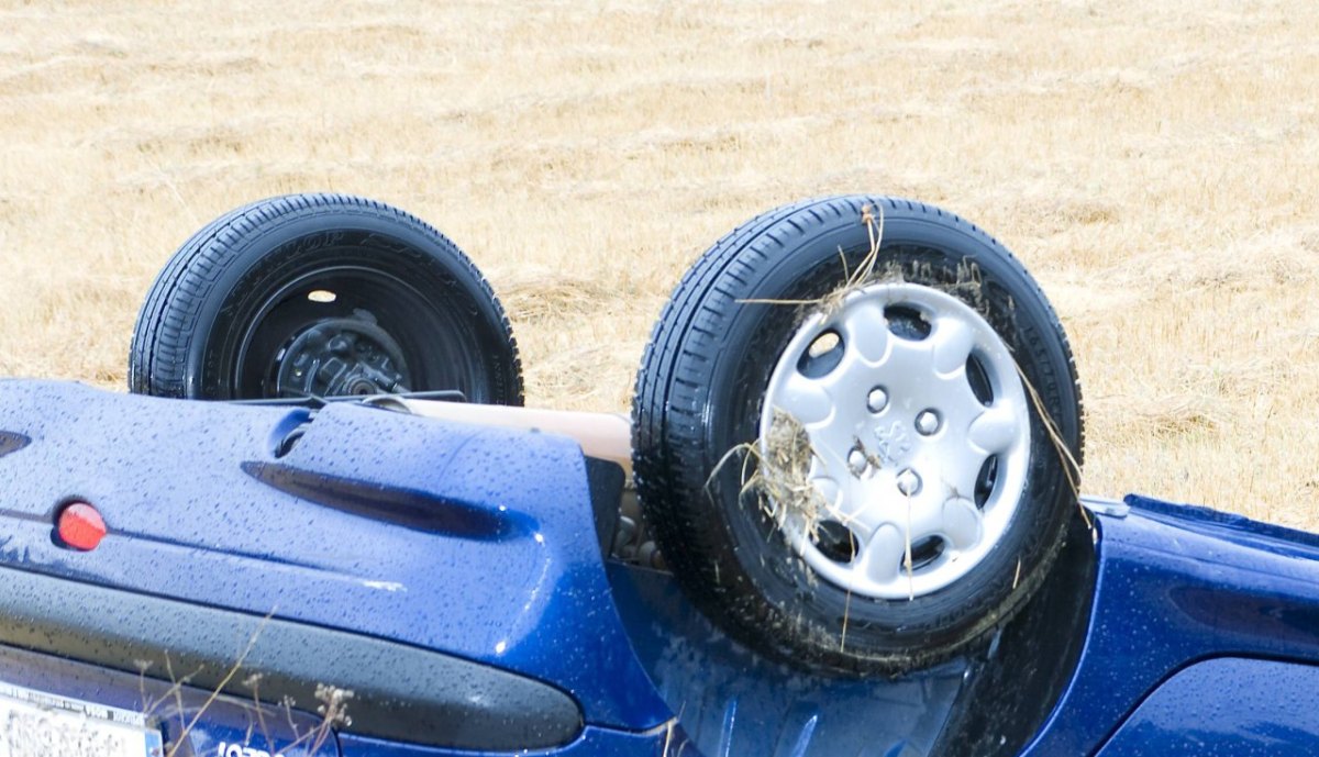 Auto überschlägt sich