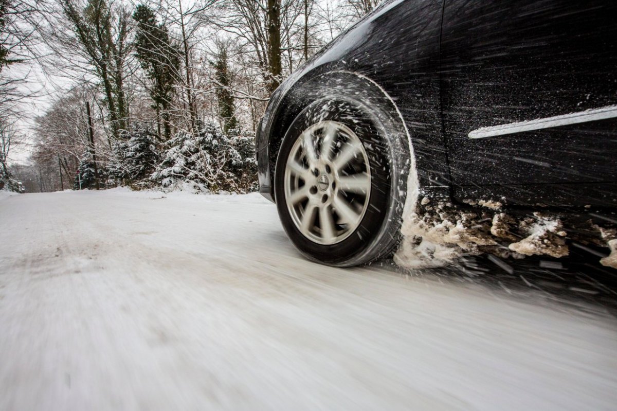 Autoreifen Schnee Wald