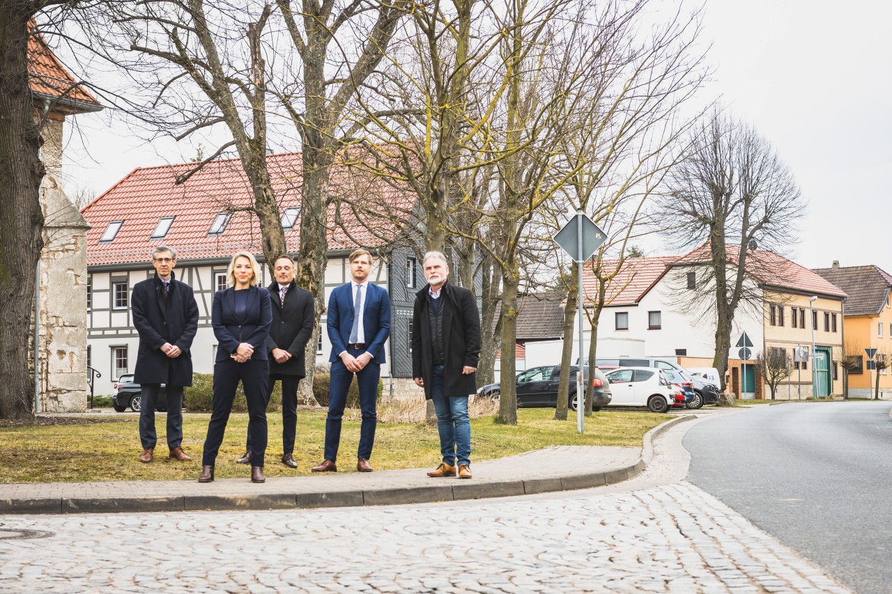 Hoher Besuch beim offiziellen Baubeginn. Auch die regionalen Politiker aus Thüringen freuen sich auf die neue Bundesstraße. 