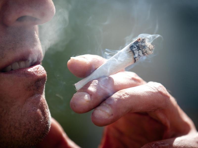 Bei einer Demonstration für die Freigabe von Cannabis raucht ein Teilnehmer einen Joint - was drin war, ist unklar.