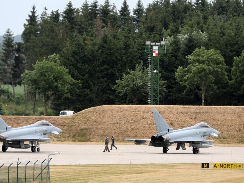 Beim Taktischen Luftwaffengeschwader 73 "Steinhoff" in Laage werden zwei Eurofighter auf den Start vorbereitet.