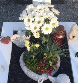 Von einem Kindergrab auf dem Friedhof in Breitenworbis ist diese Blumenschale gestohlen worden.