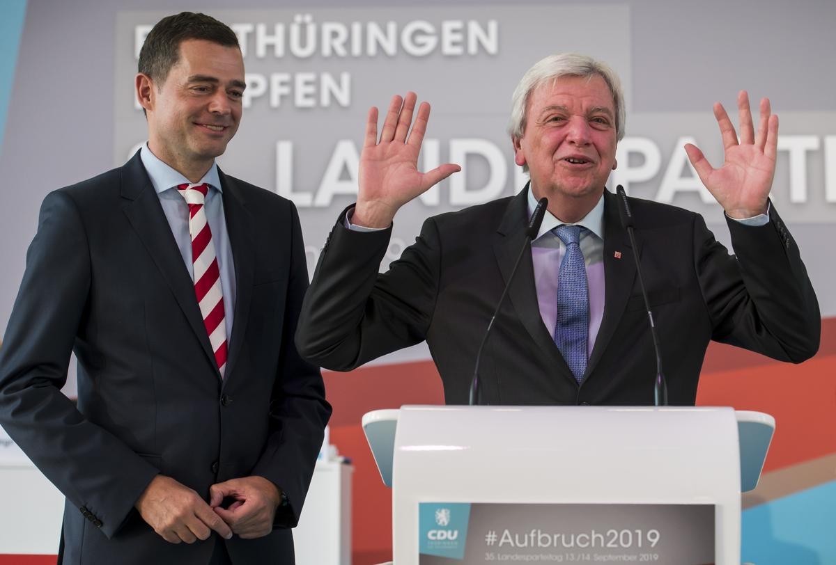 Der Thüringer CDU-Landesvorsitzende Mike Mohring (l.) neben dem Hessischen Ministerpräsidenten Volker Bouffier auf dem Thüringer CDU-Landesparteitag.