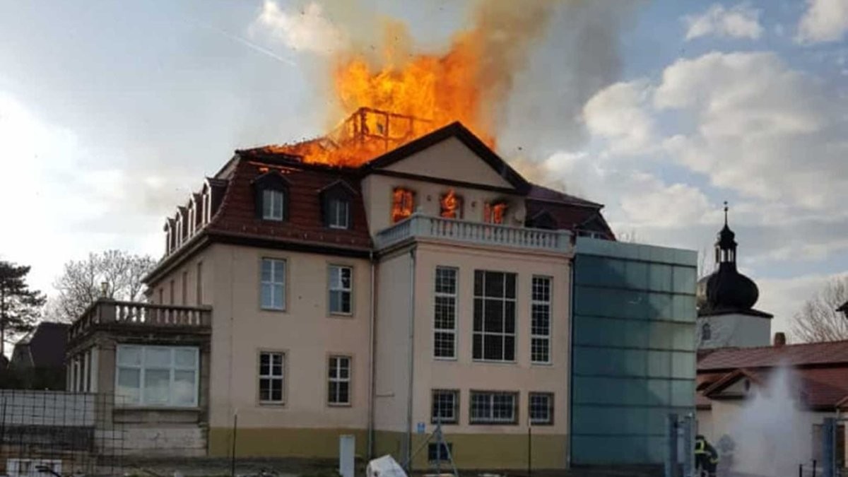 In Guthmannshausen in Thüringen war am 24. April 2021 ein ehemaliges Rittergut in Brand geraten.