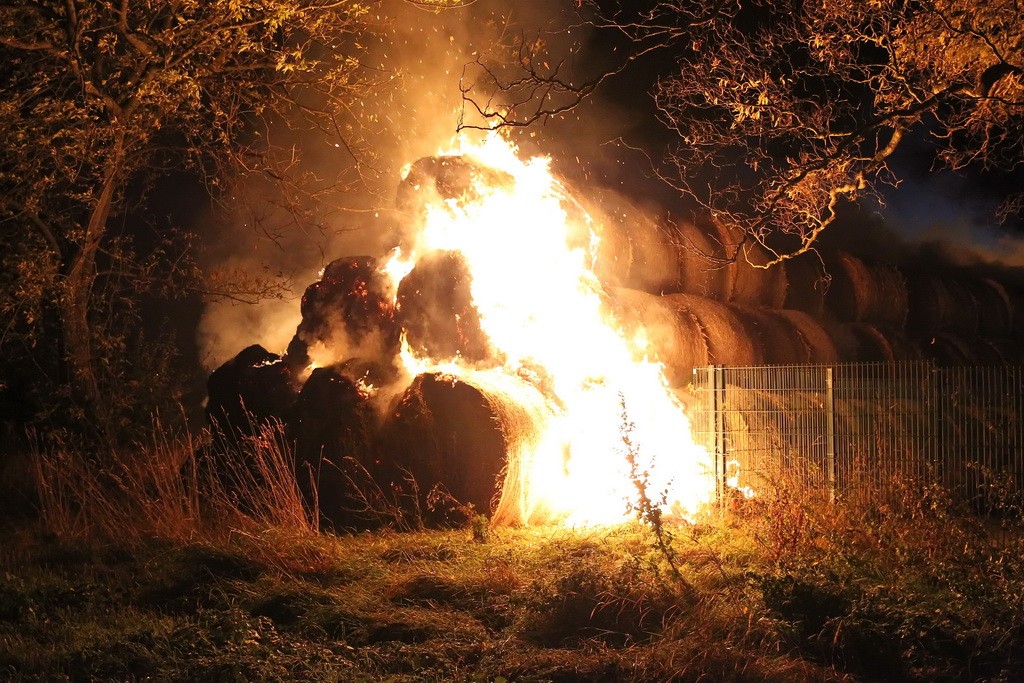 Die Strohballen brennen.