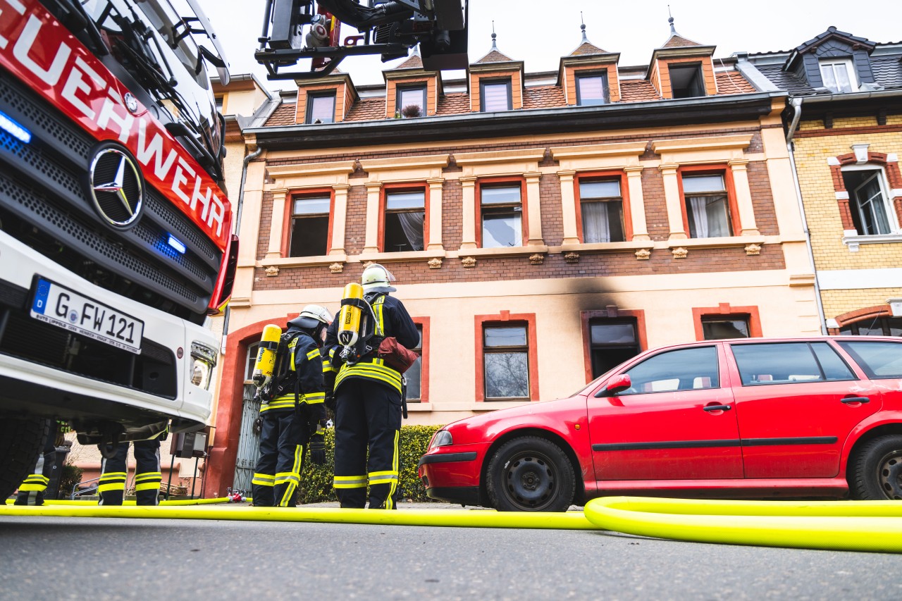 Die Polizei Thüringen rettete mit dem Einsatz einer Drehleiter zwei Personen das Leben. 