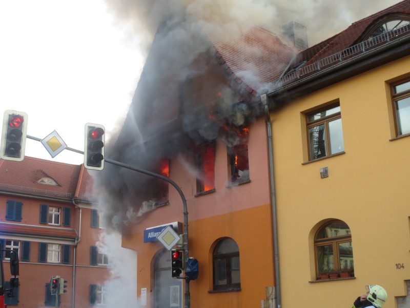 Bei einem Brand in Weimar ist am Freitagmorgen (10.03.2017) ein Mann verletzt worden. Er erlitt eine Rauchgasvergiftung. Die Wohnung in der Röhrstraße brannte vollständig aus.