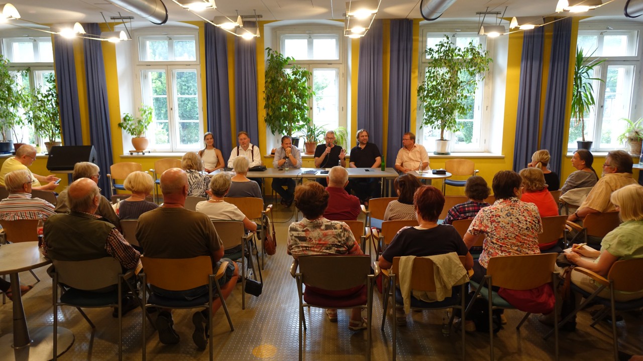 Bei der Bürgerversammlung der Initiative "Unser Museum bleibt" überlegten etwa 50 Bürger Weimars gemeinsam, wie die Ausstellung in der Klassikstadt gehalten werden kann.