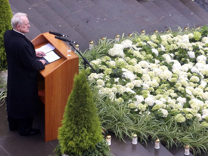 Der damalige Bundespräsident Johannes Rau spricht zu den Trauernden bei der Gedenkfeier 2002 zum Erfurt Amoklauf.