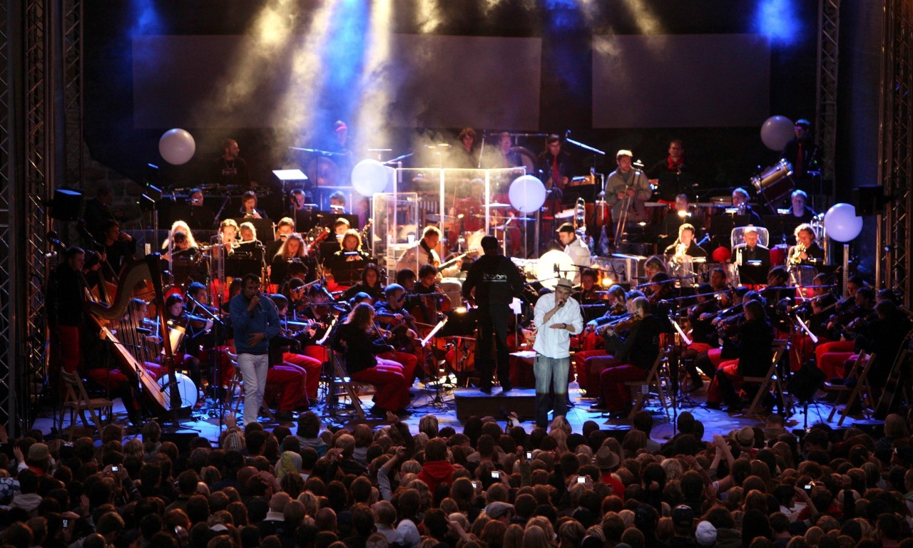 Hier ist Sänger Clueso 2007 während der STÜBA Philharmonie Tour in Erfurt. (Archivbild)