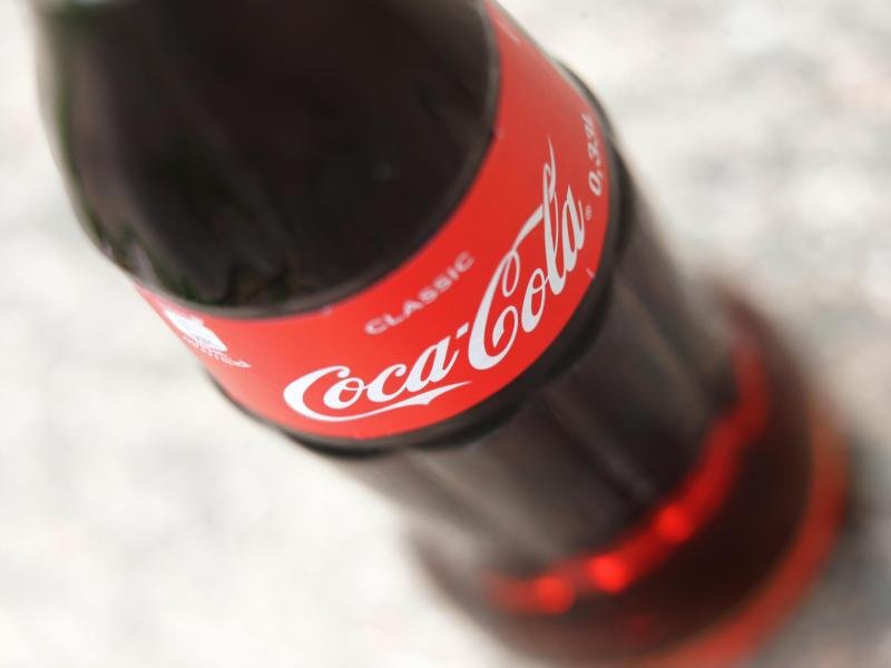Coca-Cola musste zuletzt das neunte aufeinanderfolgende Quartal mit schrumpfenden Erlösen verkraften.