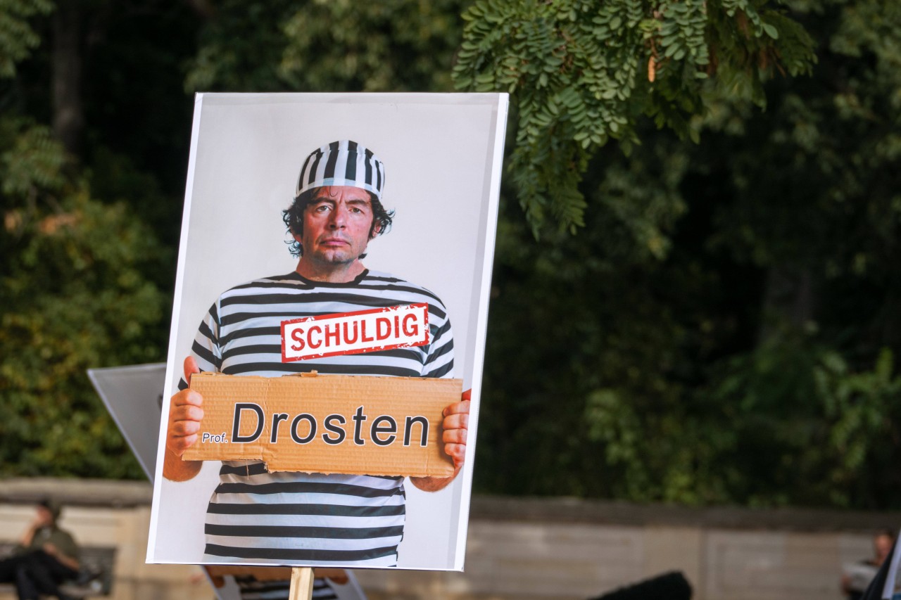 Christian Drosten wird als „schuldig“ abgestempelt. Die Analogie der Uniform zu ehemaliger KZ-Kleidung steht heftig in der Kritik.